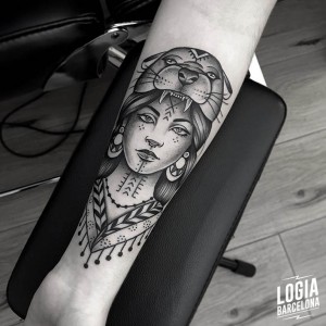 brazo tatuado mujer guerrera